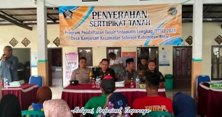 Kementerian ATR/BPN Serahkan 325 Sertipikat PTSL di Desa Banjarsari Blitar