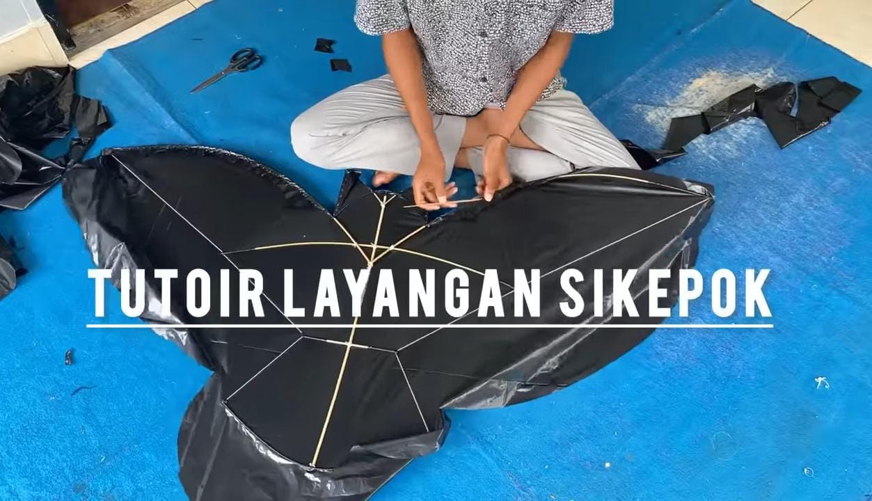 Bikin Nostalgia! YouTuber Ini Bongkar Cara Mudah Membuat Layangan Si Kepok Mini