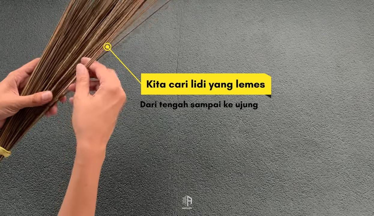 Bikin Layangan Pegon dari Sapu Lidi, Hasilnya Malah Bikin Ngakak Saat Diterbangkan