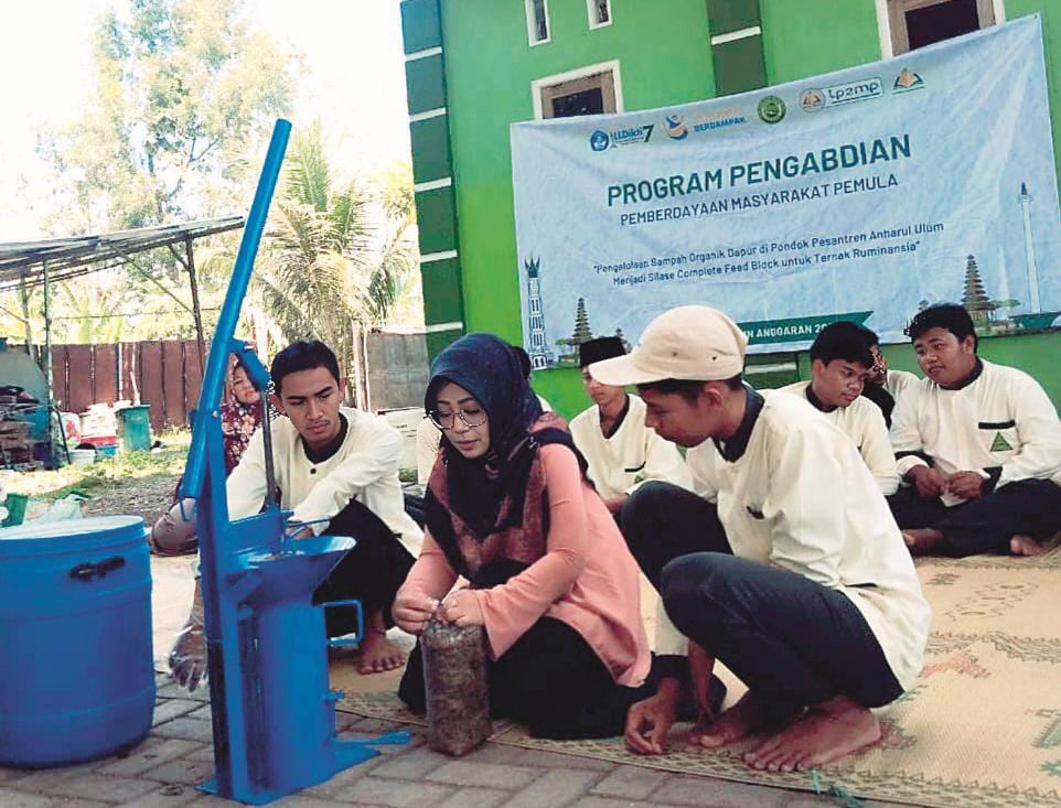 BERMANFAAT: Pelaksanaan program pengabdian berbasis masyarakat ruang lingkup pemberdayaan masyarakat pemula oleh Umina di Ponpes Anharul Ulum.