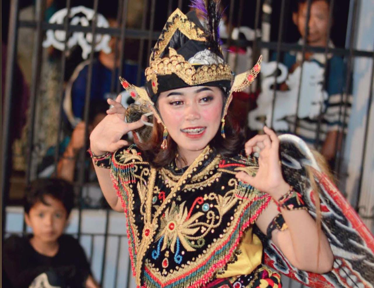 TOTALITAS: Sesilia Febrianti saat mementaskan peran celeng dalam sebuah pertunjukan.