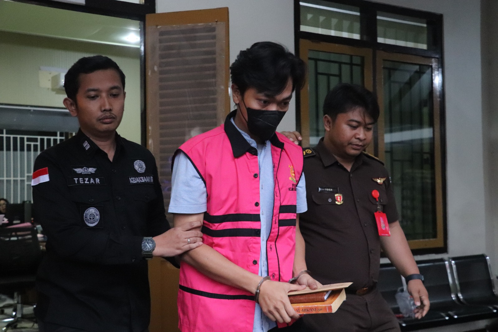 PESAKITAN: Tersangka kasus korupsi proyek Dam Kali Bentak, Adib Muhammad Zulkarnain, ketika dibawa petugas menuju mobil tahanan, Kamis (26/9/2025).