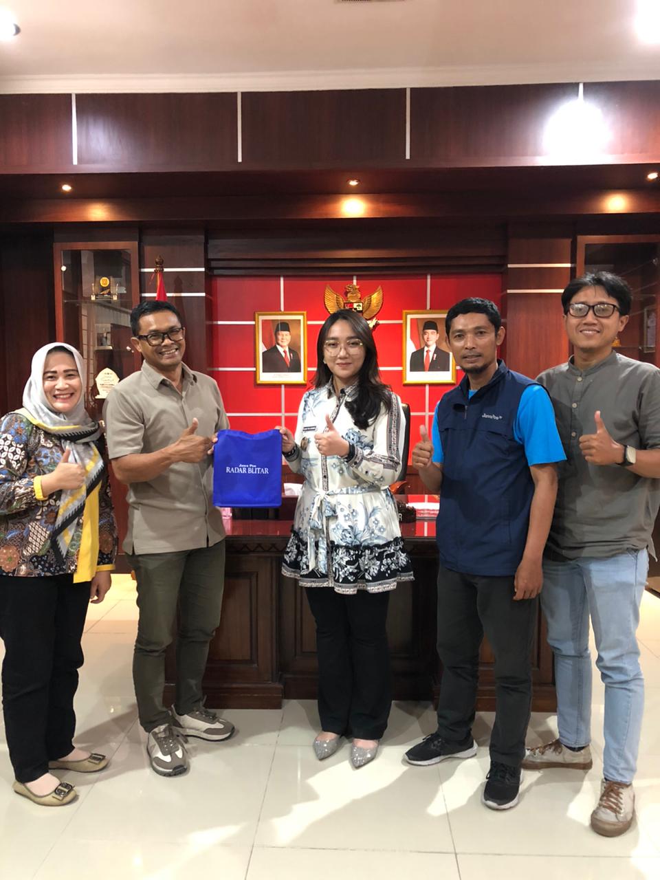 SINERGITAS: Jawa Pos Radar Blitar memberikan cinderamata kepada Wawali Kota Blitar, Elim Tyu Samba di kantornya, Jumat (26/9/2025)