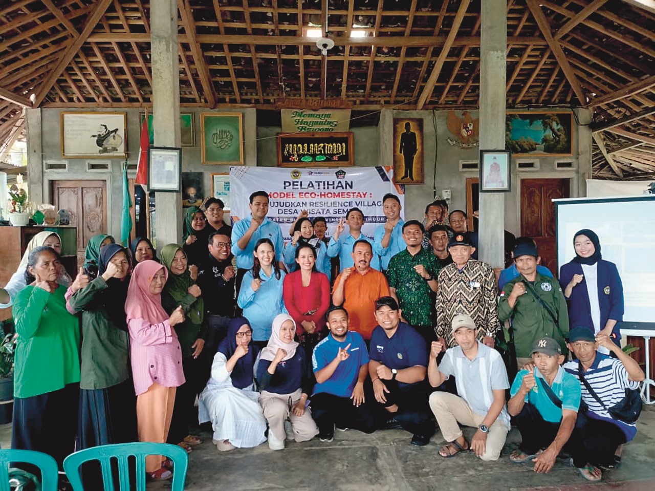 BERMANFAAT: Pelatihan dan praktik pengelolaan limbah organik dan plastik di TPS3R Desa Wisata Semen.