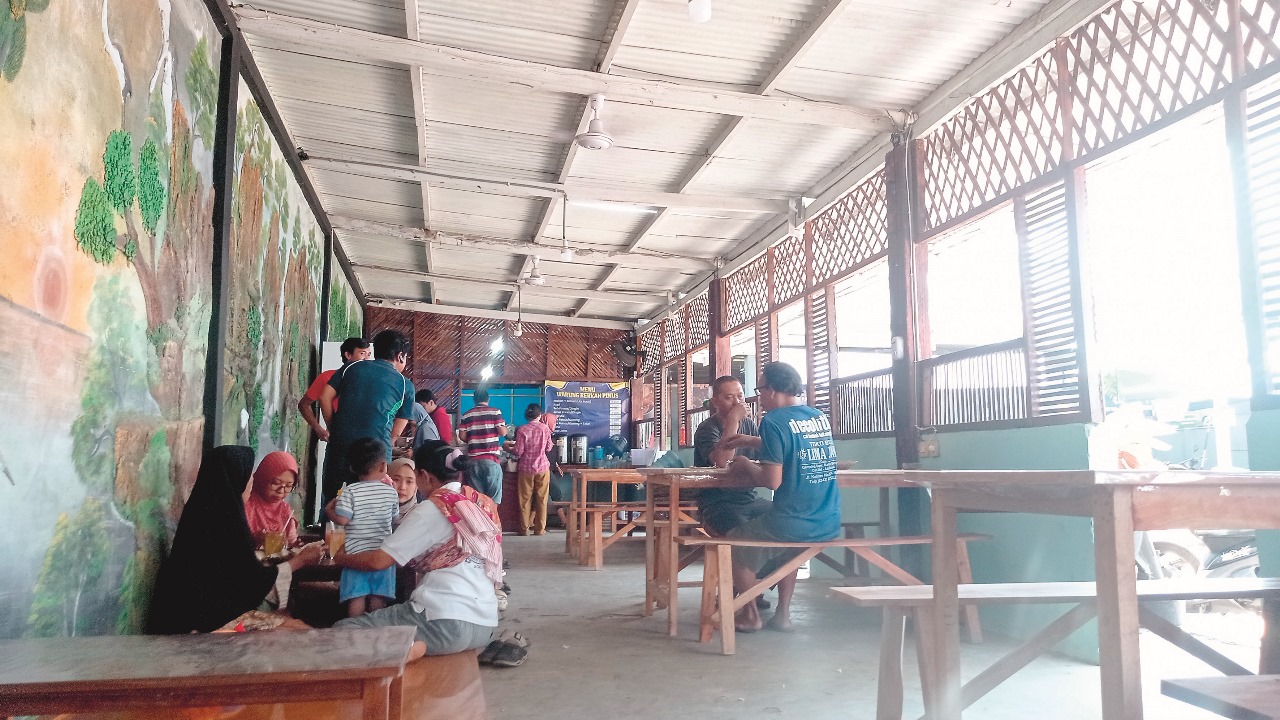 RAMAI: Banyak warga Blitar mengunjungi warung pinus untuk menikmati kuliner ramah kantong di Kanigoro.