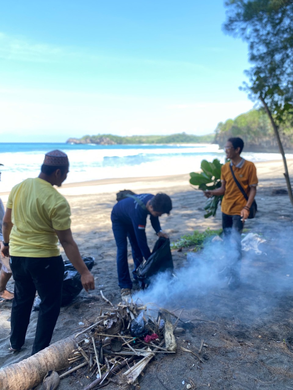 Karang Taruna Bersih-Bersih Pantai Serang Bentuk Bakti Sosial ke Lingkungan