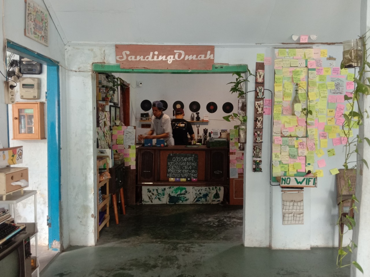 UNIK: Sudut kedai menyediakan papan sticky note, tempat pengunjung menuliskan pesan dan kesan mereka selama nongkrong.