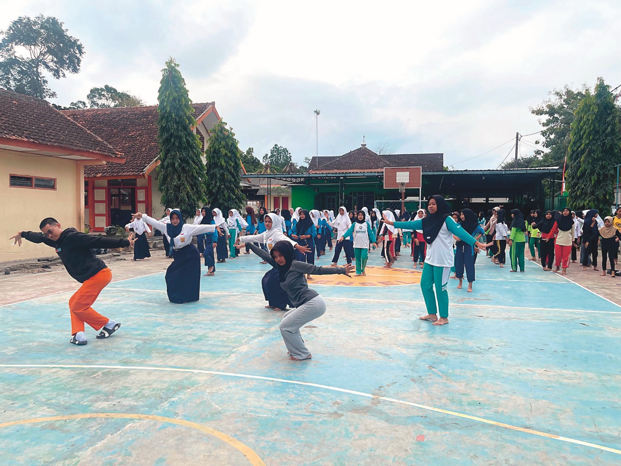 KOMPAK: Ekskul seni tari Swastika Lestari menjalani latihan rutin setiap Senin.