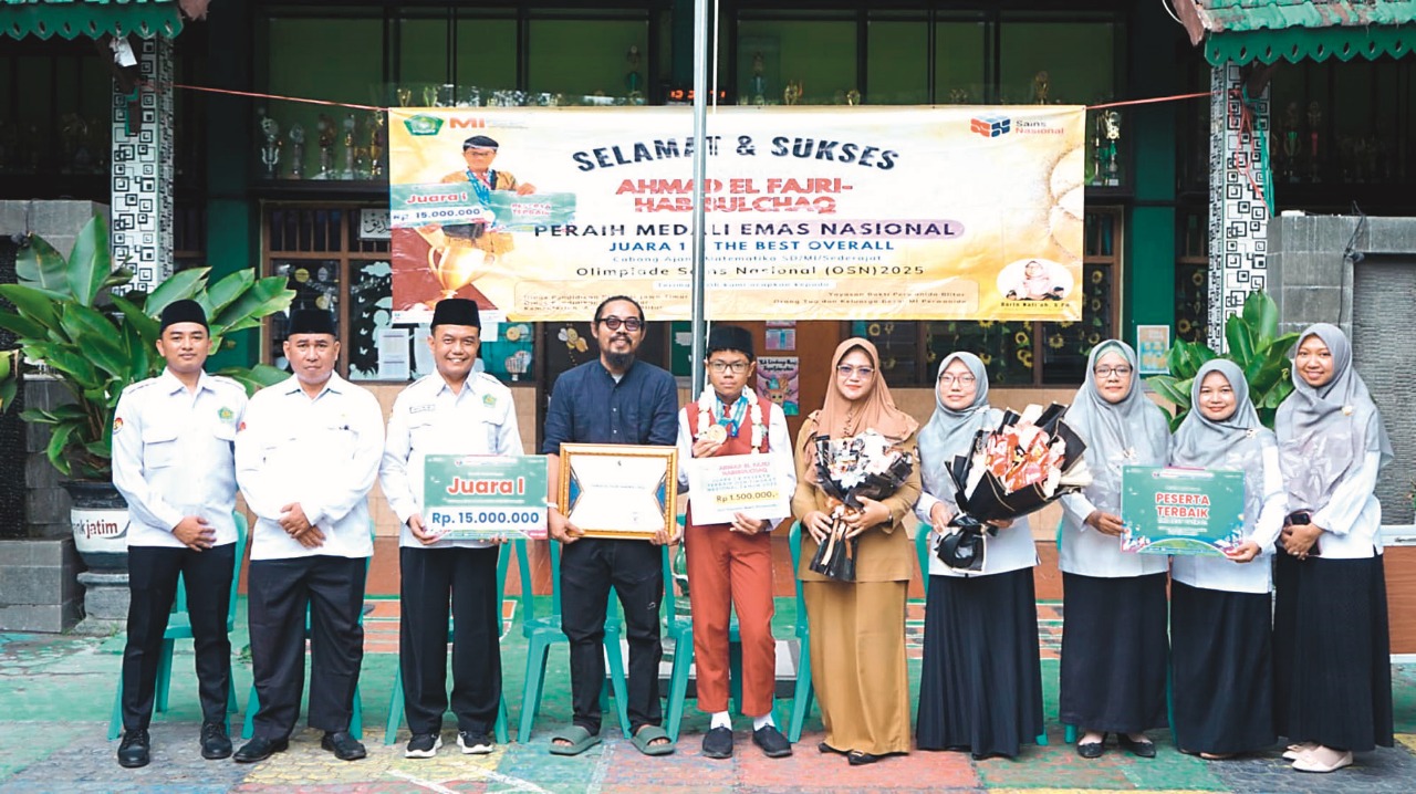 MEMBANGGAKAN : Ahmad El Fajri ketika menerima apresiasi dari pihak sekolah dan Yayasan Perwanida, kemarin (29/9).