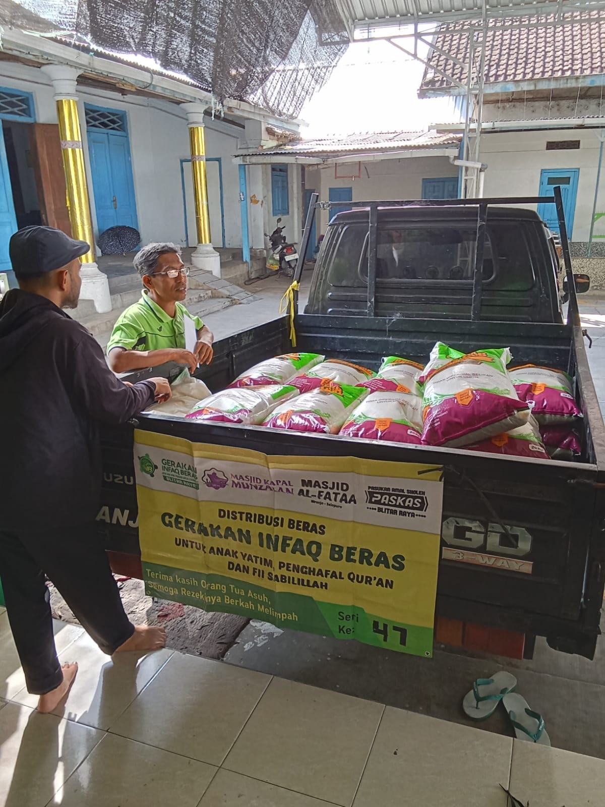 GERAKAN INFAQ BERAS UNTUK RADAR BLITAR SEMANGAT BERBAGI: Penyaluran bantuan beras untuk anak yatim dan penghafal Al-Qur&rsquo;an Semangat Gerakan Infaq Beras yang Digagas Anak Muda Blitar