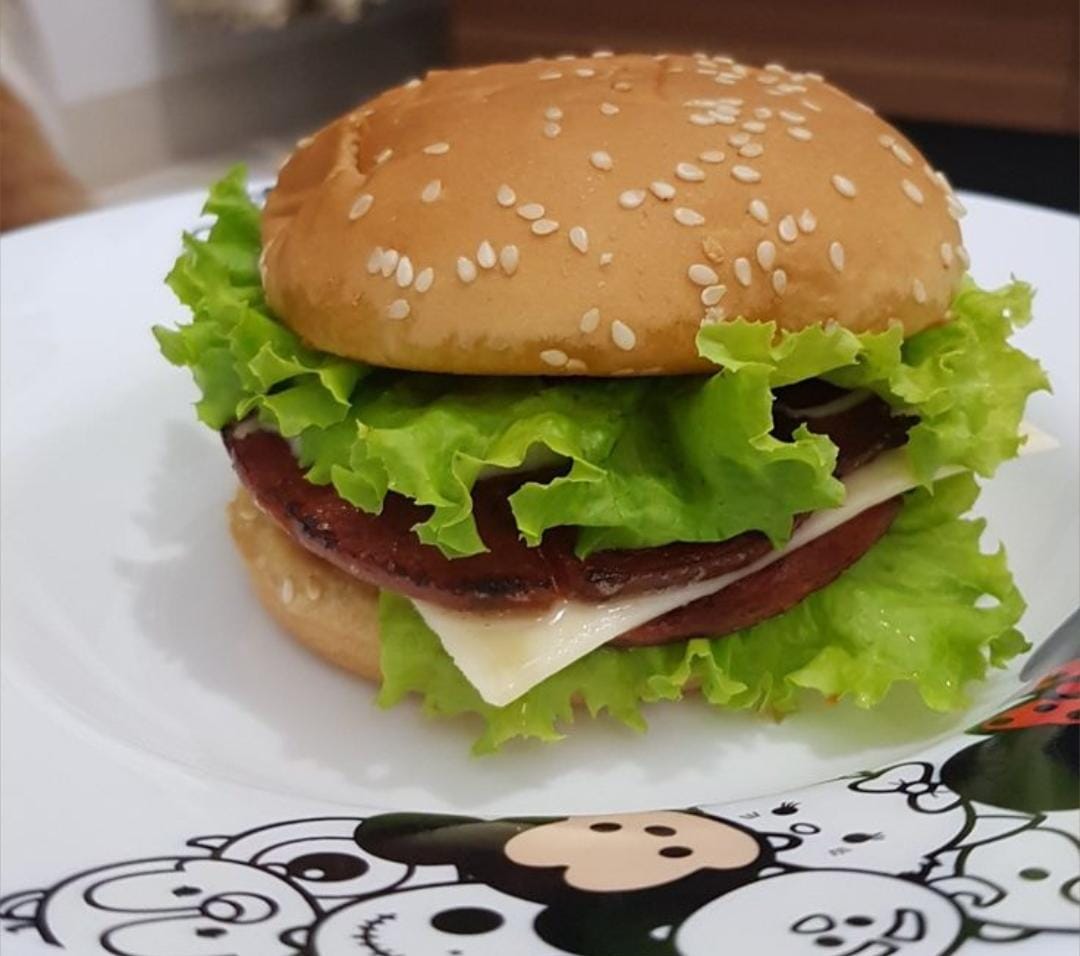 Menu MBG Bikin Heboh: Bolehkan Burger Masuk Piring Anak Sekolah?