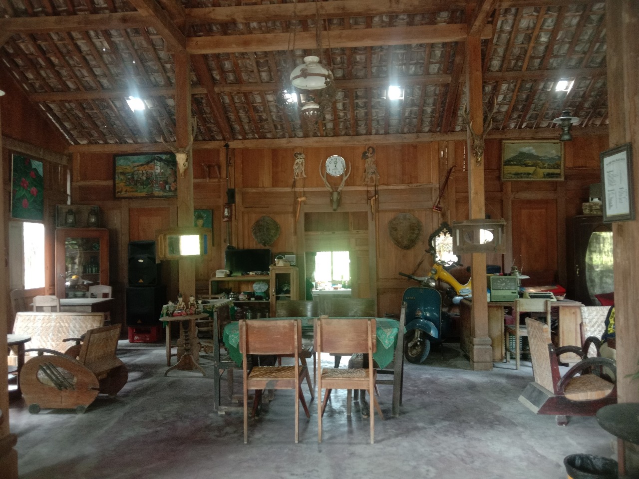 JADUL : Suasana di dalam Warung Jujugan dengan pajangan barang klasik seperti piringan hitam, radio lama, hingga wayang kulit.
