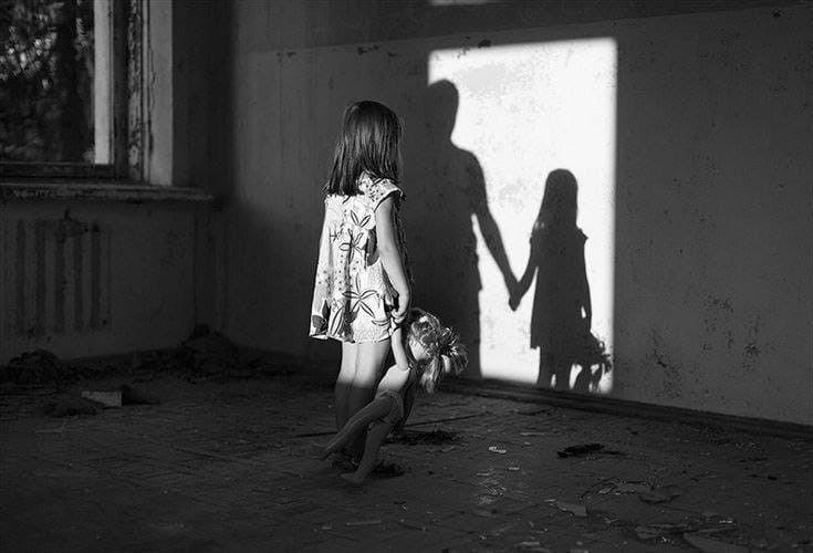 Banyak ayah di Indonesia hadir fisik tapi absen emosional, anak tumbuh tanpa fondasi kasih sayang, iman, dan pendidikan yang kokoh.