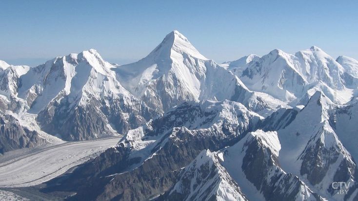 Ekspedisi 33 gunung berakhir di Puncak Jaya: puncak tercapai, dua nyawa hilang, perjalanan jadi pelajaran tentang risiko dan arti pulang.