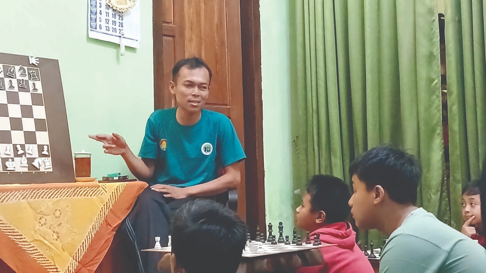 FOKUS: Muhammad Irfan Rusdianto melakukan evaluasi kepada atlet usai berlaga di turnamen catur Porprov 2025 lalu.