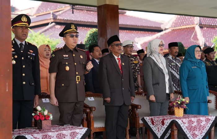 KHIDMAT: Ketua DPRD Kabupaten Blitar Supriadi (tengah) ketika upacara Hari Kesaktian Pancasila.