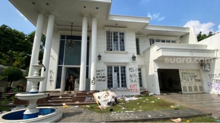 Uya Kuya Nangis Histeris Lihat Rumah Dirusak Massa, Coretan Hinaan Penuhi Dinding