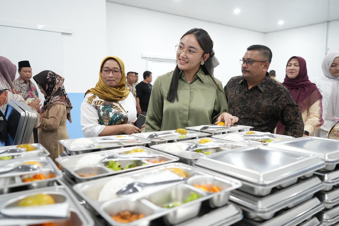 TERUS MONITOR: Wawali Mbak Elim memonitor persiapan MBG di salah satu dapur MBG di Kota Blitar sebelum dibagikan kepada para pelajar, Selasa (30/9/2025).