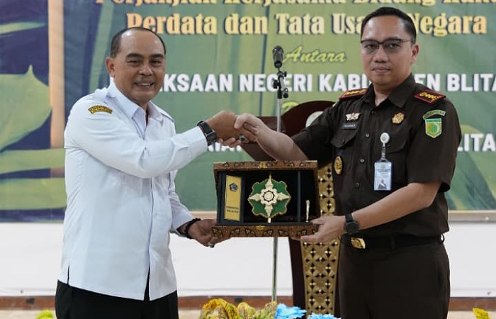 Sekretaris DPRD Kabupaten Blitar Haris Susianto usai penandatanganan MoU dengan Kepala Kejaksaan Negeri Kabupaten Blitar, Zulkarnaen.
