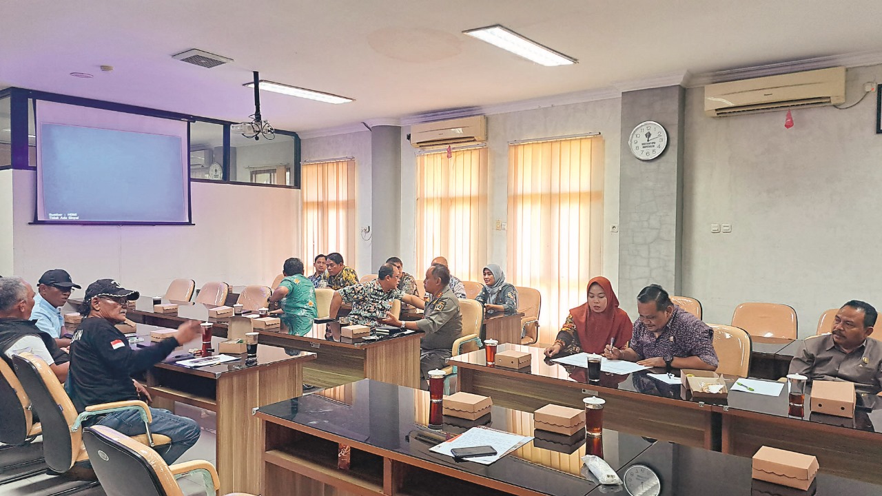 TINDAK LANJUT: Anggota DPRD Kabupaten Blitar melakukan audiensi bersama warga Desa Gununggede Kecamatan Wonotirto, terkait keluhan pencemaran lingkungan petern