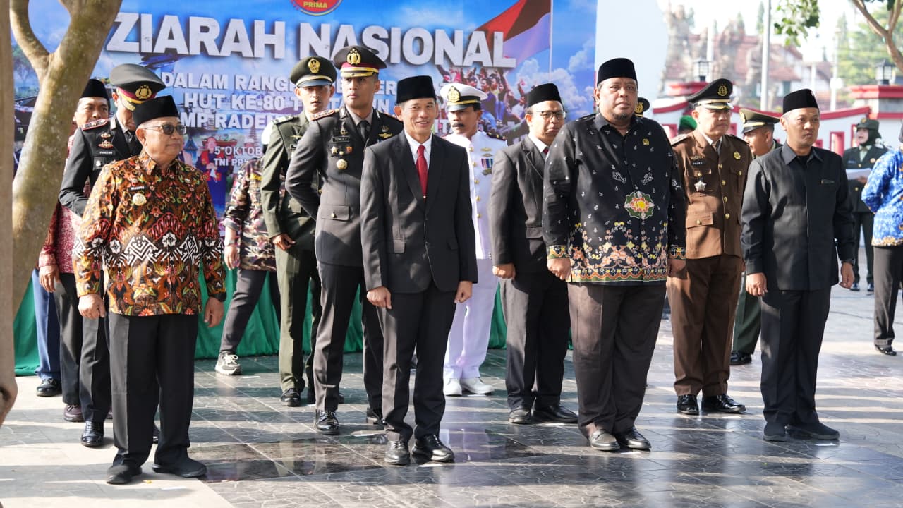 Fatatoh Hironi Ulya, S.E mewakili DPRD Kabupaten Blitar ketika ziarah ke TMP Raden Wijaya.