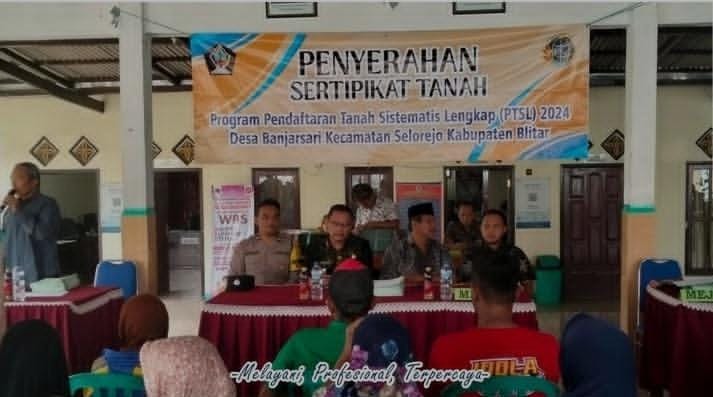 Kementerian ATR/BPN Serahkan 325 Sertipikat PTSL di Banjarsari Blitar, Warga Sambut Antusias