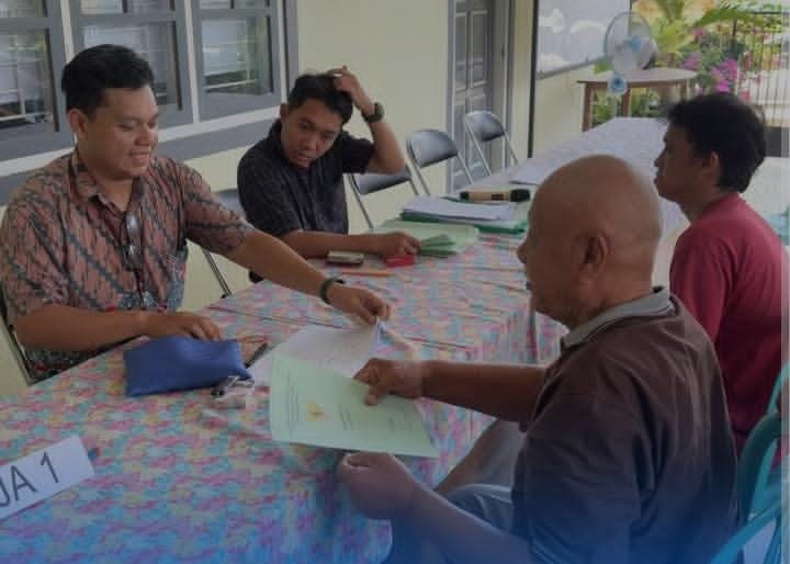 Kementerian ATR/BPN serahkan 42 sertipikat PTSL di Kelurahan Kauman, Srengat. Warga kini punya bukti sah tanah dan kepastian hukum.