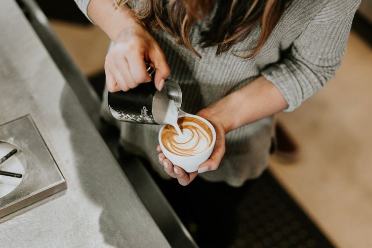 Ngopi di kafe kini jadi simbol gaya hidup dan identitas sosial: Jika tak bijak, tren ini bisa memicu hedonisme dan masalah finansial remaja.