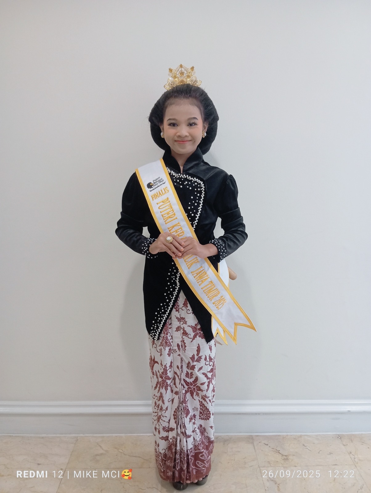 BANGGA: Saraswati Hapsari Widayat, siswi SD di Kota Blitar berprestasi jadi Putri Kebaya Jatim.
