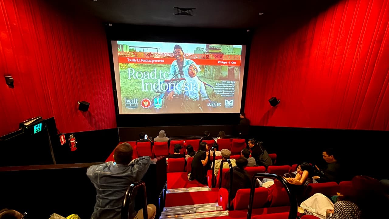 MEMBANGGAKAN: Gelaran IWAFF 2025 di Luna on SX Fremantle yang di antaranya memutar dua film pendek dari Blitar Raya.
