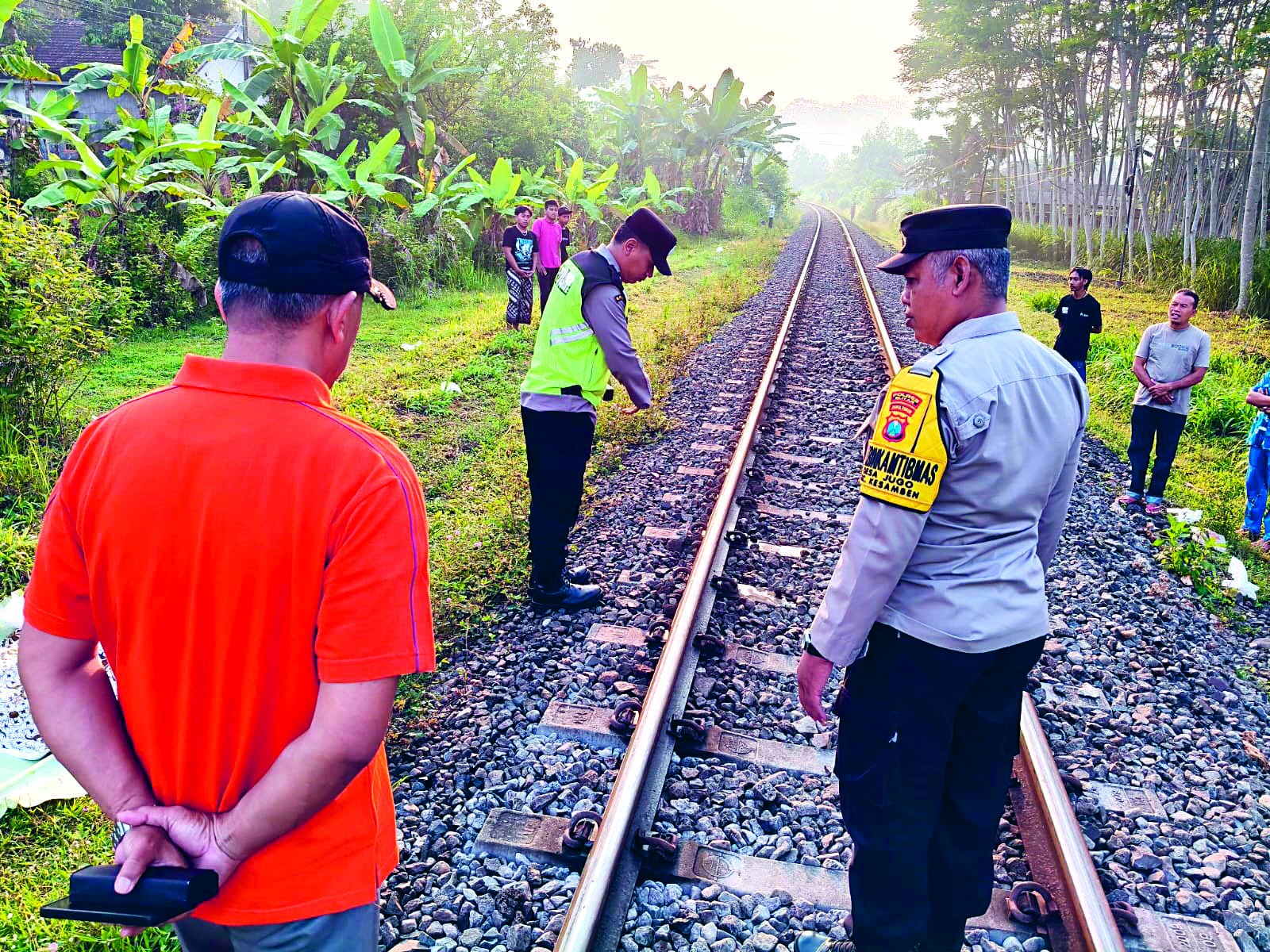IDENTIFIKASI: Polisi menunjukkan lokasi tergeletaknya jenazah perempuan berinisial ISS yang menjadi korban kecelakaan KA, Jumat (3/10) pagi.