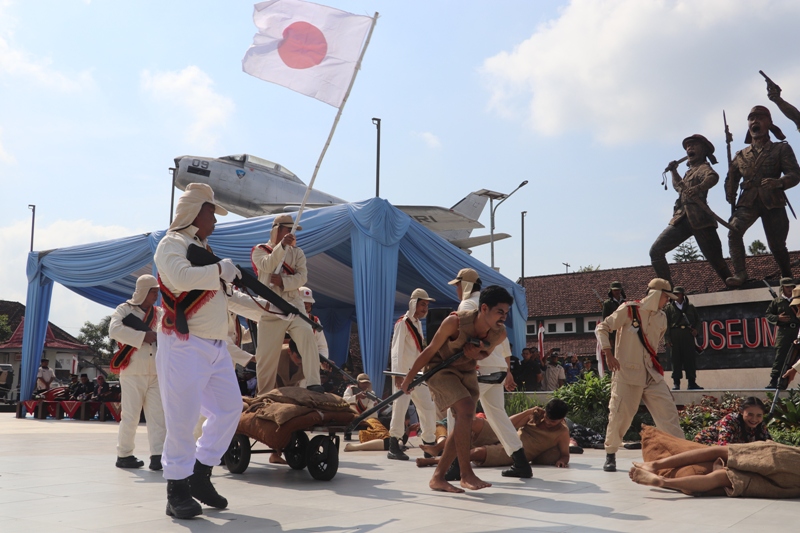 HARU: Seniman menampilkan teatrikal pemberontakan tentara Pembela Tanah Air (PETA) di Taman Plaza Monumen PETA usai upacara HUT Ke-80 TNI, Minggu (5/10/2025).