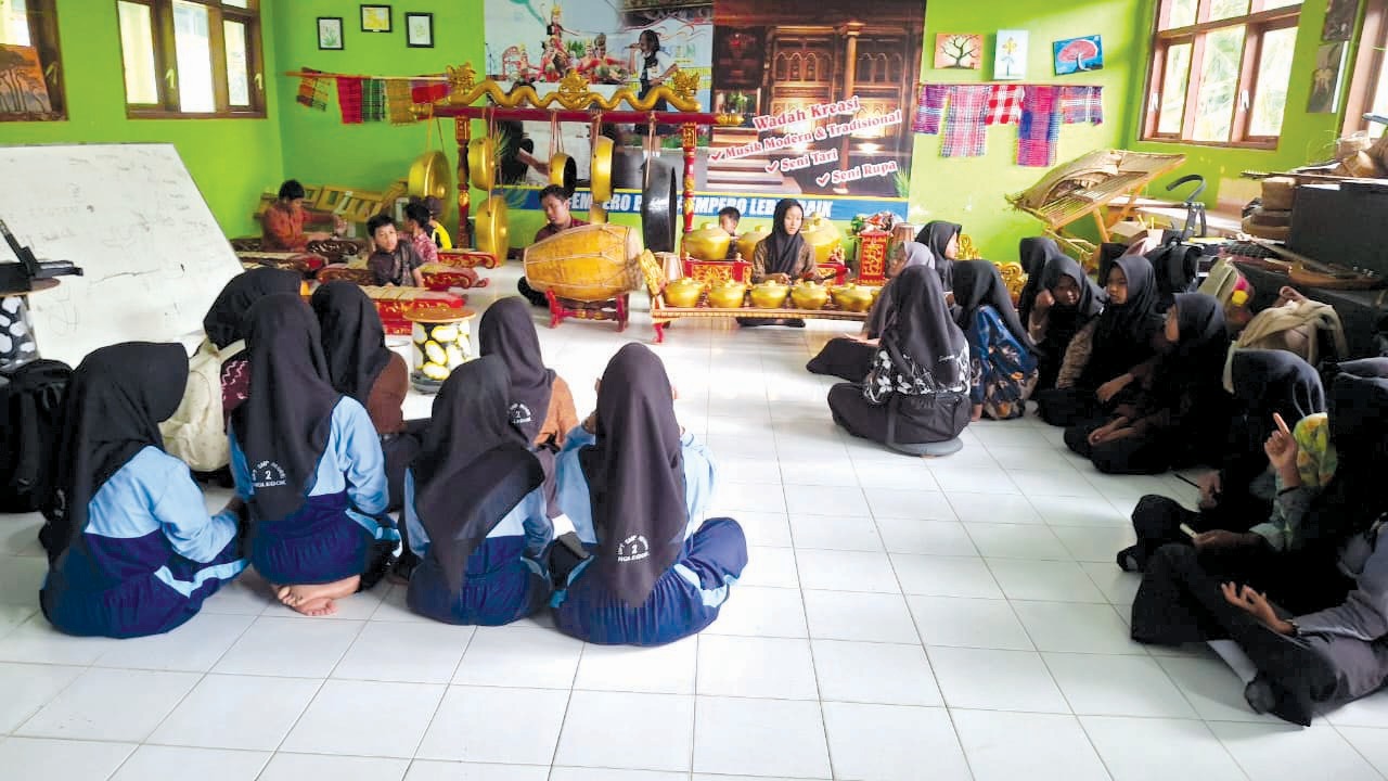 TINGKATKAN KEMAMPUAN: Para peserta ekskul karawitan menjalani latihan rutin setiap Kamis sore.