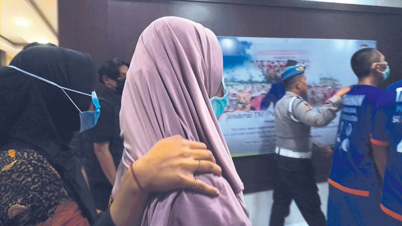 PESAKITAN: Polisi membawa perempuan pelaku narkoba ke tahanan Mapolres Blitar untuk bertanggung jawab atas perbuatannya.