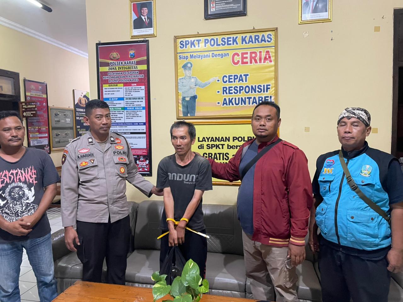 MERESAHKAN: Polisi dan tim relawan ODGJ mengamankan pelaku dan langsung membawanya ke RSJ Lawang, Malang.