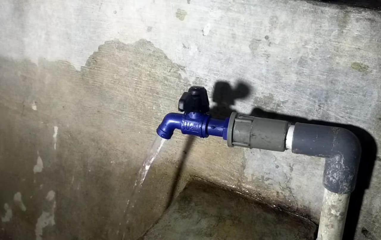 Keran Air Bocor Tak Mau Berhenti? Pria Ini Bongkar Trik Ajaib Cuma Pakai Ban Bekas!