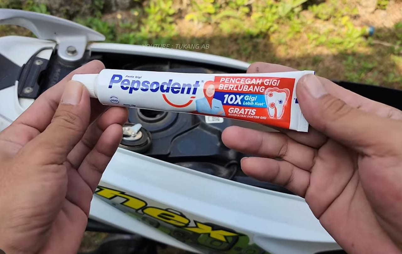 Cuma Modal Pasta Gigi dan Sampo, Blok Mesin Motor Langsung Kinclong! Netizen: &ldquo;Ini Sih Rahasia Tukang Beneran!&rdquo;