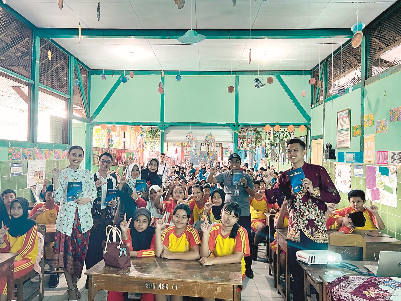 LITERASI BUDAYA LOKAL: Komunitas Kresna Cendekia membentangkan jari jempol dan telunjuk sebagai simbol penggerak literasi usai mengisi materi tentang sastra dan budaya Jawa.