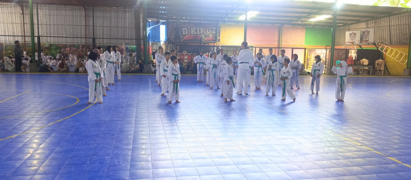DISIPLIN: Para peserta ekskul taekwondo menjalani latihan rutin setiap Selasa.
