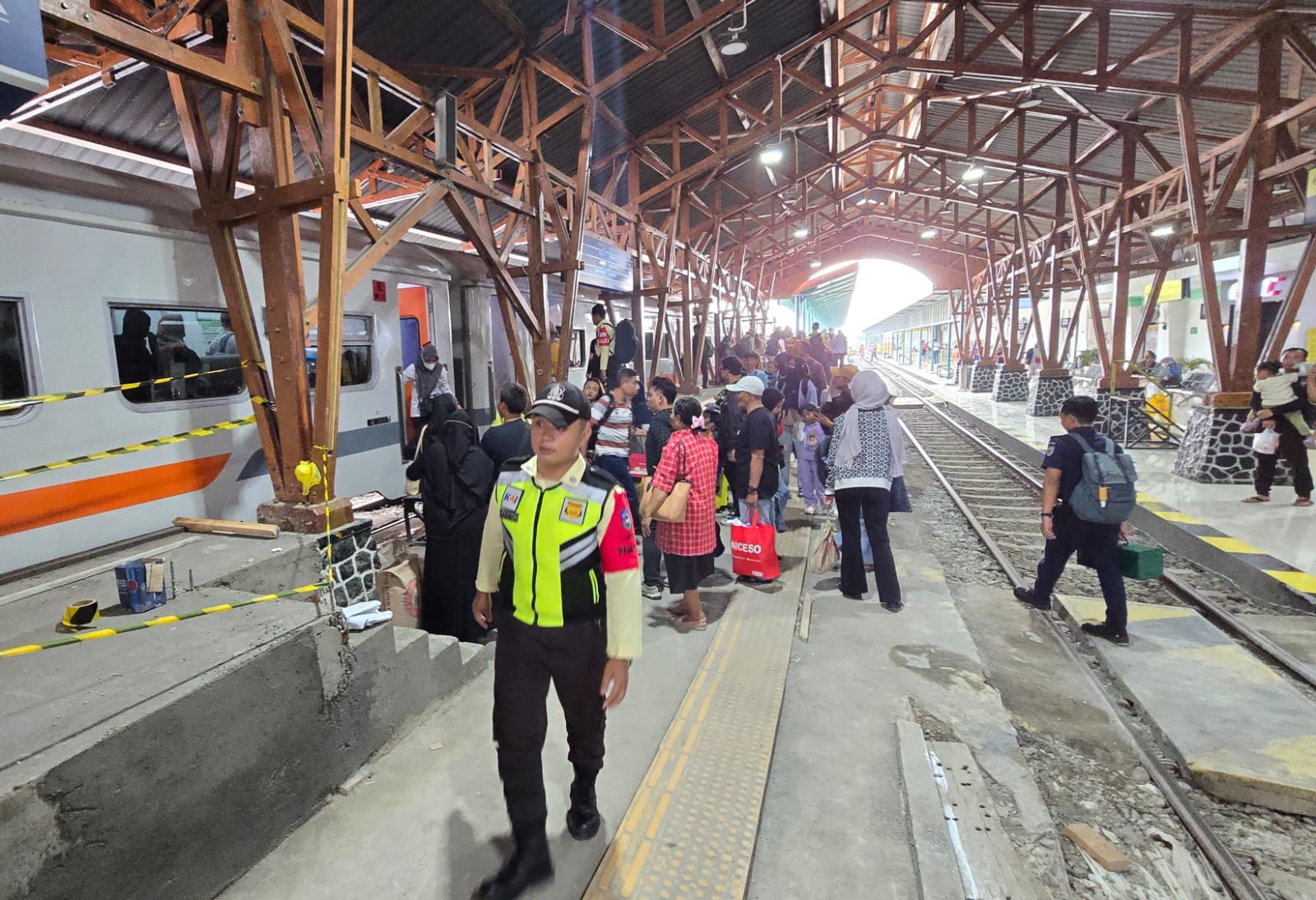 FAVORIT MASYARAKAT: Sejumlah penumpang kereta api naik turun di Stasiun Blitar, kemarin (6/10).