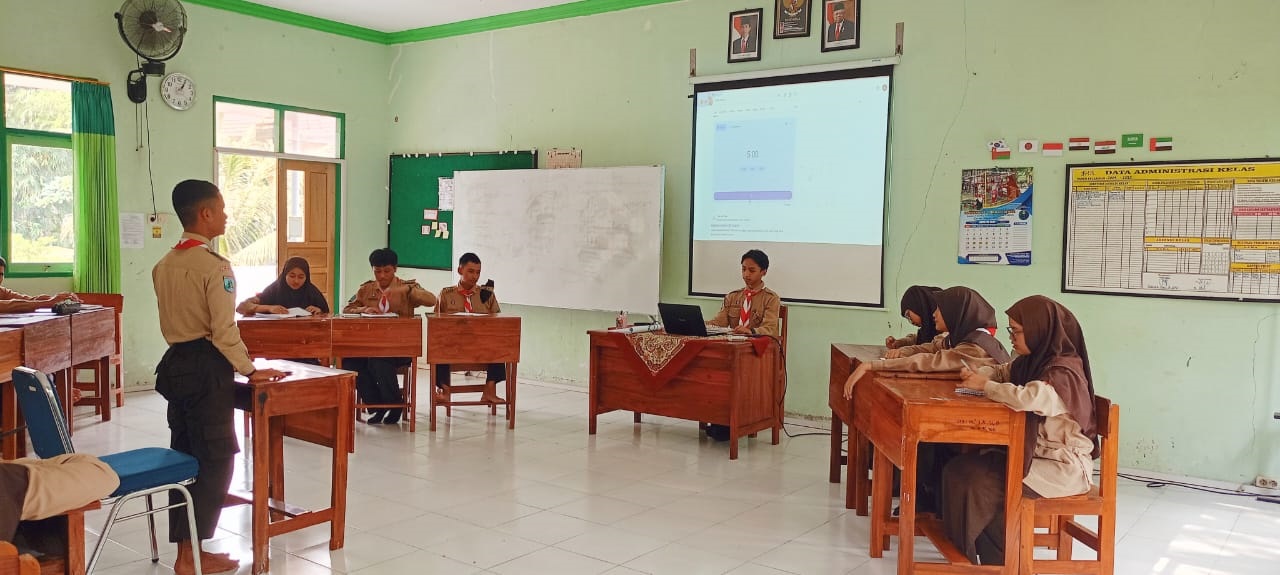 BERPIKIR KRITIS: Anggota ekskul debat bahasa Indonesia menjalani latihan rutin setiap Rabu di lingkungan sekolah.