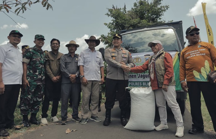 Anggota Komisi 1 DPRD Kabupaten Blitar, Mujib (dua dari kiri jas safari) saat penanaman jagung di Desa Gogodeso, Kecamatan Kanigoro.