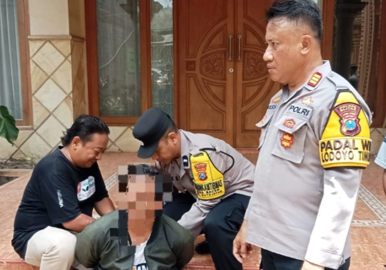 TAK BERKUTIK: Polisi amankan pelaku dugaan pencurian kotak amal yang ada di Kelurahan Kedungbunder, Kecamatan Sutojayan.