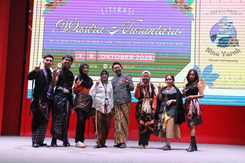 ANIMO TINGGI: Kepala UPT Perpustakaan Proklamator Bung Karno, Nurny Syam (empat dari kiri), foto bersama para peserta.