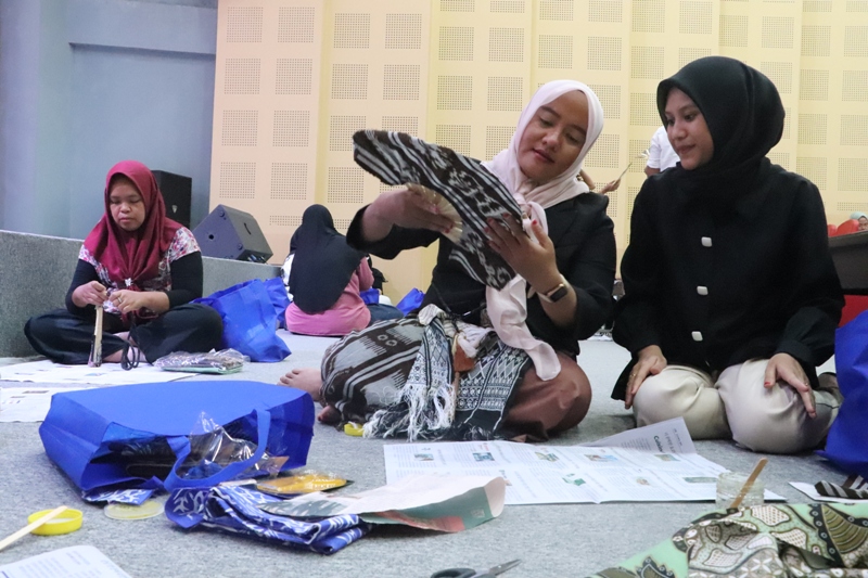 PRAKTIK: Peserta Literasi Wastra Nusantara praktik membuat produk turunan wastra didampingi Nina Yaroh (tengah).