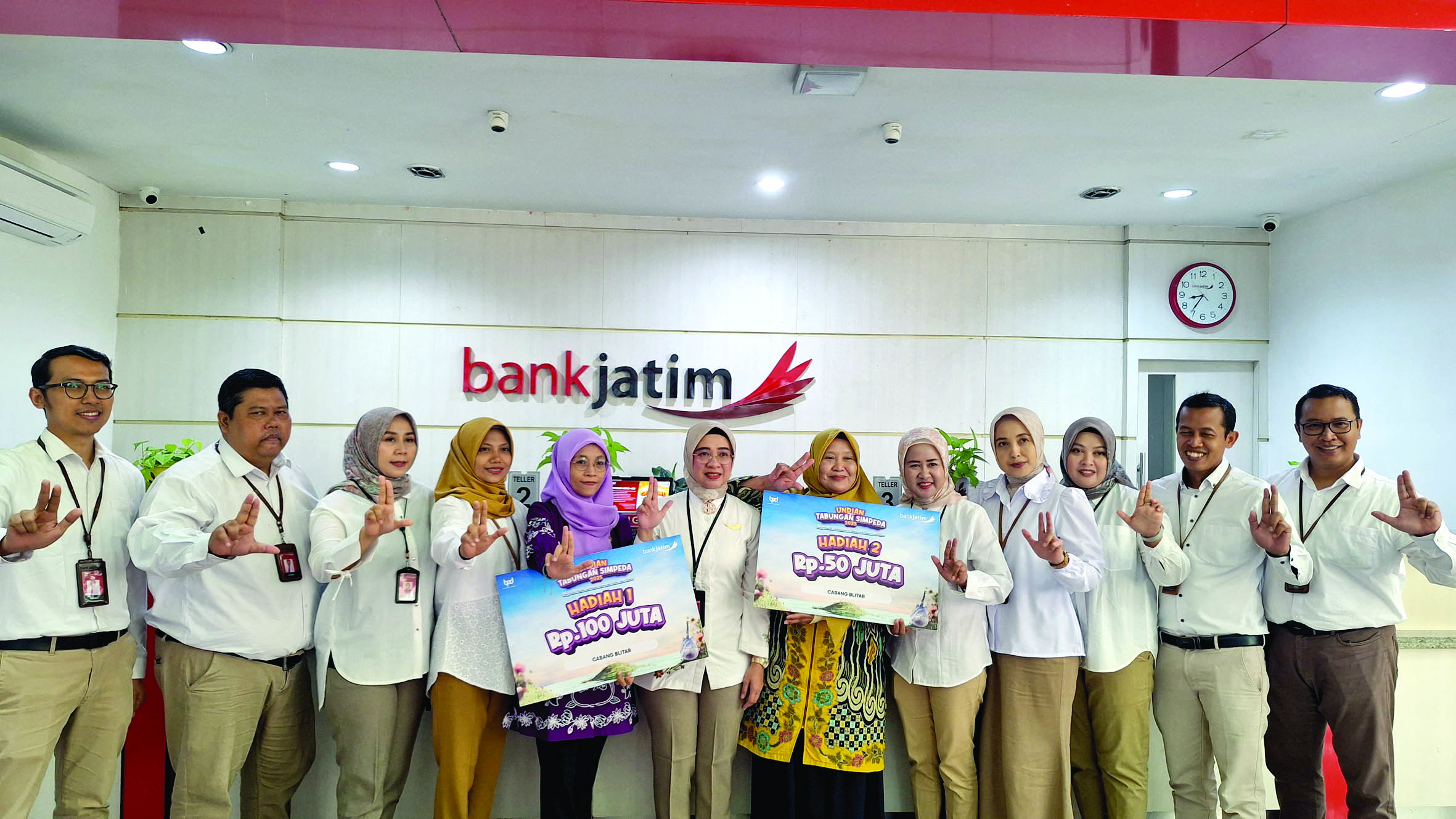 REZEKI NOMPLOK: Pimpinan Bank Jatim Cabang Blitar, Five Seodisa Adha (tengah) berfoto bersama nasabah para pemenang undian berhadiah program Gebyar Simpeda, Rabu (8/10/2025).