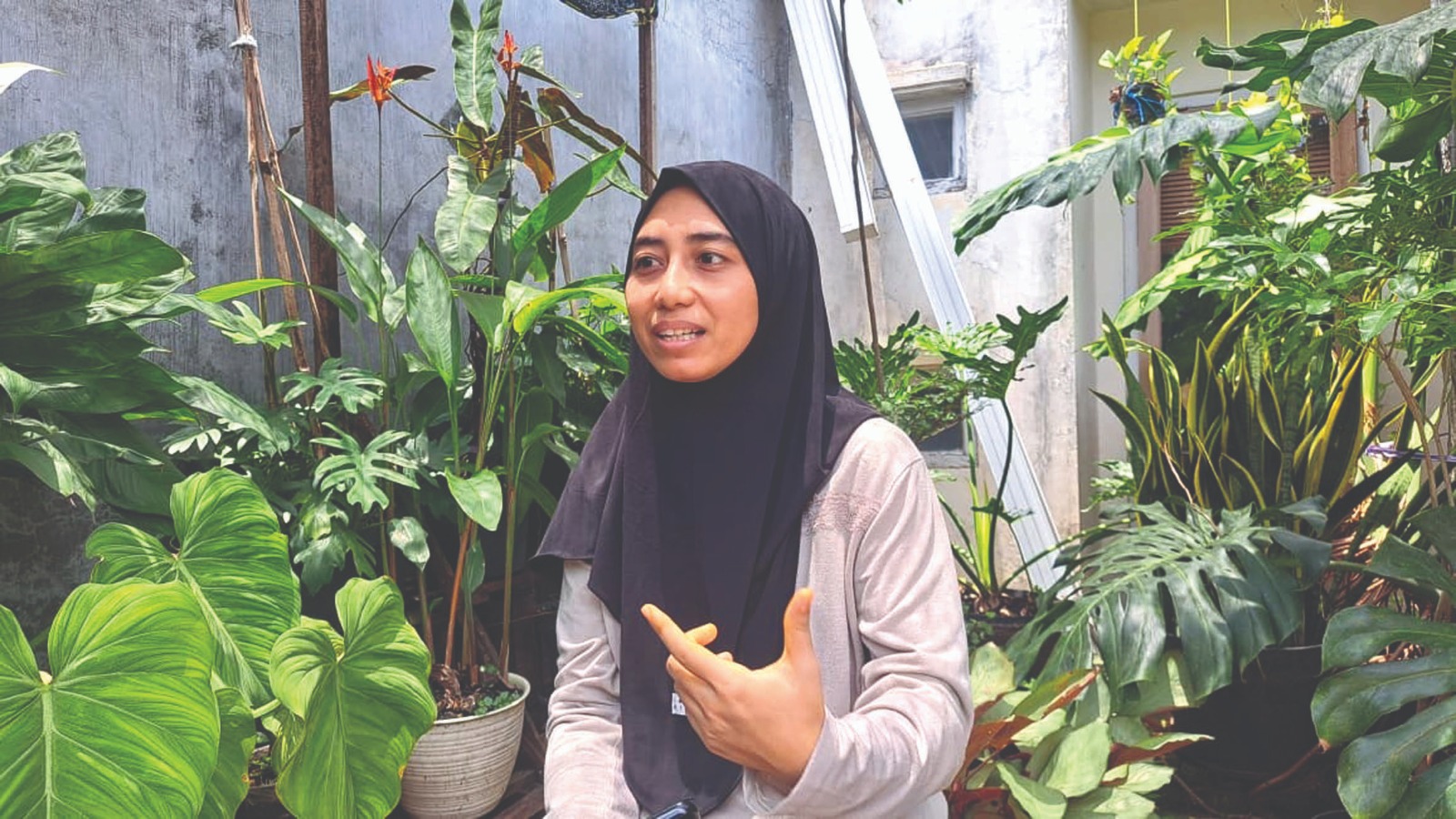 ANTUSIAS: Linda Nursanti menceritakan karya film More than Home yang masuk seleksi FFI. Deretan poster film karyanya dipajang di tembok rumah.