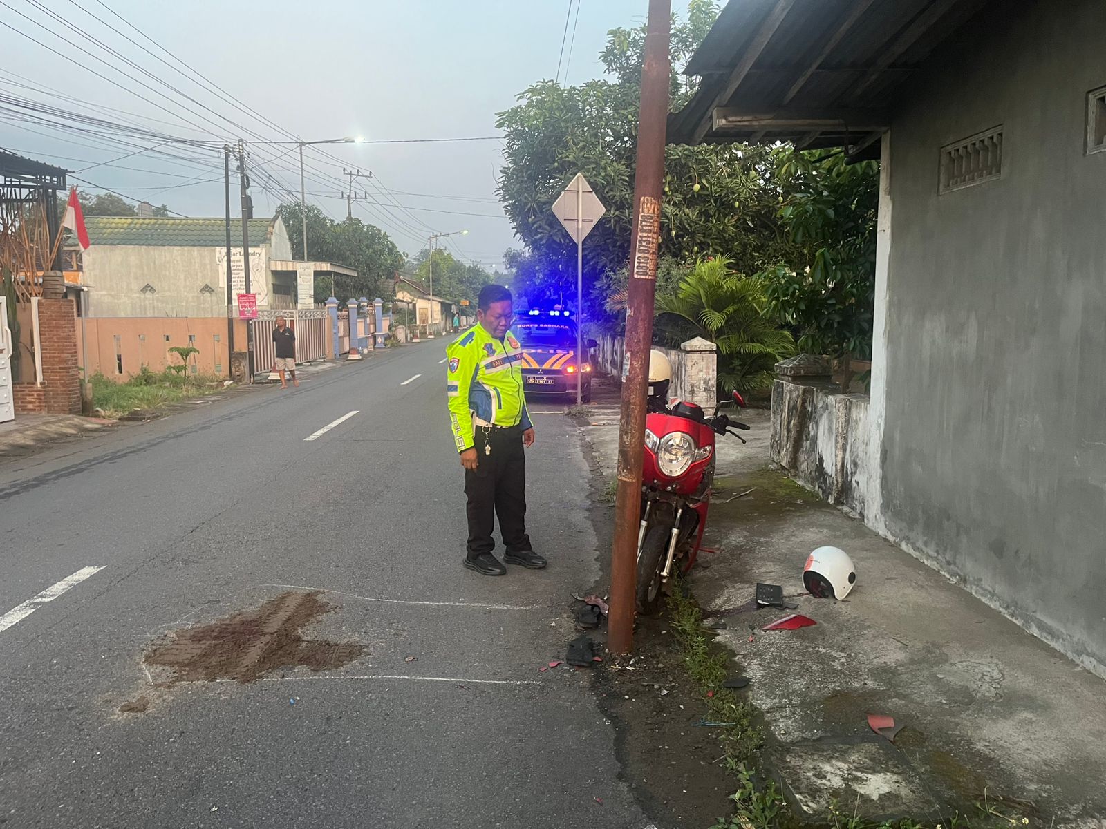 TETAP HATI-HATI: Polisi melakukan olah TKP di lokasi kecelakaan di jalan umum Kelurahan Ngadirejo, Kecamatan Kepanjenkidul, kemarin (7/10).