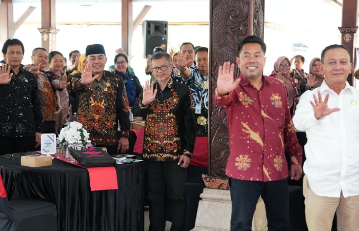 Ketua Komisi 2 DPRD Kabupaten Blitar Lutfi Azis (baju putih) dan Sekretaris DPRD Kabupaten Blitar Haris Susianto (kopiah) saat menghadiri rakorwas.