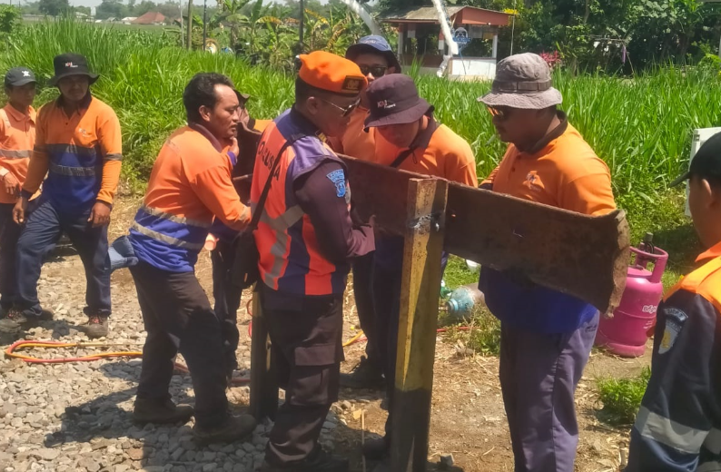 BAHAYA: Petugas menutup perlintasan sebidang liar di wilayah antara Garum-Talun untuk meminimalisasi kecelakaan, kemarin (8/10).
